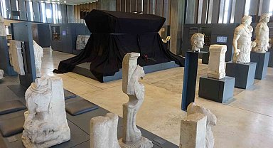 Troya Müzesi'nde sergilen Polyksena'nın kurban edilmesinin betimlendiği Polyksena Lahti, siyah örtüyle kapatıldı