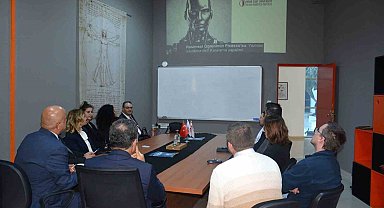 TÜBİTAK Başkanı Prof. Dr. Hasan Mandal, yapay zeka tabanlı akademisyen Ai. Prof. DUX'la tanıştı