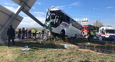 Tur otobüsü otomobile çarpıştı; Çok sayıda yaralı var