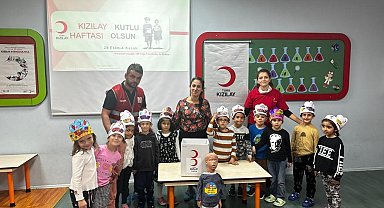 Tuzla'da anaokulu öğrencileri Kızılay'a yardım topladı