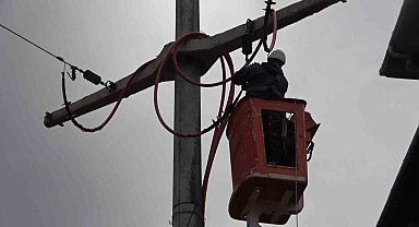 UEDAŞ ekipleri, lodosun sebep olduğu elektrik kesintileri için aralıksız çalışıyor