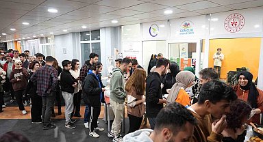 Üniversite öğrencilerine anne yemeği