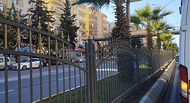 Üzerinden atlamaya çalıştığı korkuluk demiri koluna saplandı