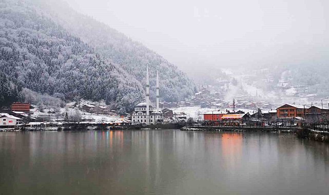 Uzungöl'e mevsimin ilk karı yağdı, göl çevresi beyaz örtüyle kaplandı