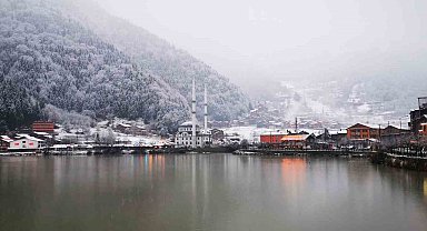 Uzungöl'e mevsimin ilk karı yağdı, göl çevresi beyaz örtüyle kaplandı