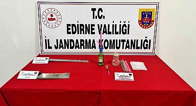 Uzunköprü'de 2 evde silah ve uyuşturucu kullanma aparatı ele geçirdi