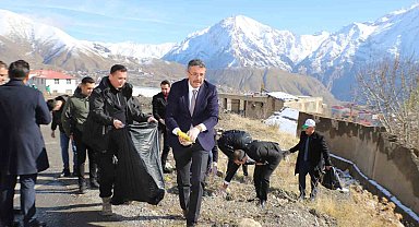 Vali Ali Çelik, öğrencilerle çöp topladı