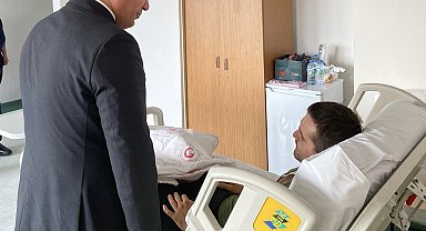 Vali Aslan'dan yaralı teğmene ziyaret