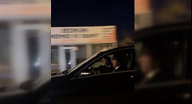 Vali Aydoğdu otobüs bekleyen üniversitelileri makam aracına aldı