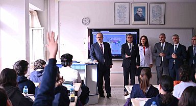 Vali Canbolat, liseli gençlerle bir araya geldi