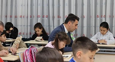 Vali öğrencilerle sırada oturup kitap okudu