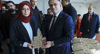Van'da 27 bin öğretmene kitap hediye edildi