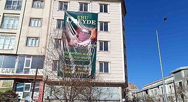 Van'da bir binaya Ebu Ubeyde'nin posteri asıldı