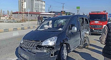Van'da kamyonetler çarpıştı: 1 yaralı