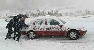 Van'da kar hayatı felç etti: Araçlar yolda kaldı