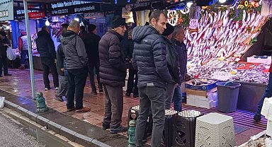 Vatandaşlar soğuğa rağmen balık sırasında