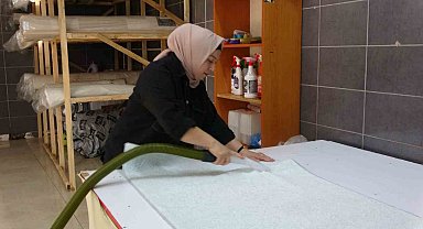 Vefat eden annesinin sakladığı altınlar yıkamaya verdiği halının içinden çıktı