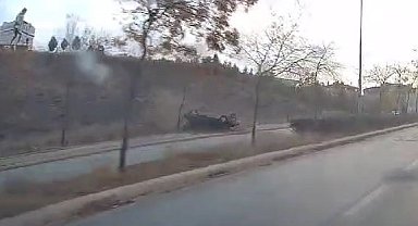 Viraja hızlı giren otomobil takla attı