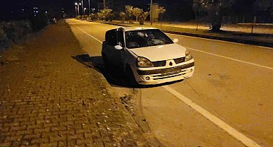 Virajı alamayan otomobil ağaca çarptı: 3 yaralı