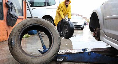 Yağış geldi, yasak başlamadan oto lastikçilerde yoğunluk başladı