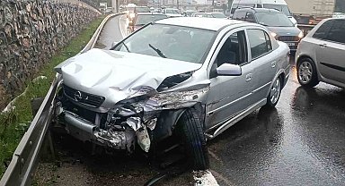 Yağış sebebiyle otomobil bariyerlere çarptı: 1 yaralı