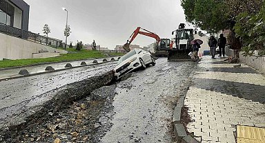 Yağmur suyu kanalı çalışmasında açılan çukura otomobil düştü