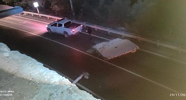 Yalova'da fırtına beton bloğu uçurdu