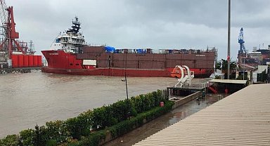 Yalova'da kuru yük gemisi kıyıya vurdu