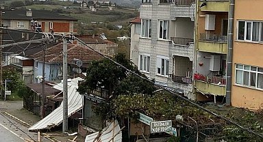 Yalova'da şiddetli rüzgarda çatı uçtu: 2 yaralı