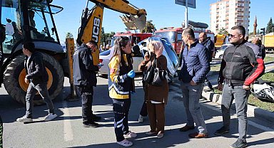 Yan yatan otomobilde sıkışan yaşlı kadın kurtarıldı, kızı annesini sayıkladı