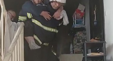 Yangında mahsur kalan kadını itfaiye eri sırtına alarak kurtardı