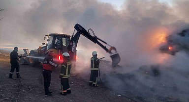 Yangında saman balyaları kül oldu, kamyonet demir yığınına döndü