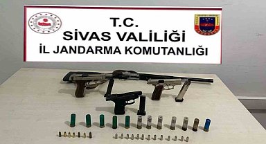 Yapılan aramada evinde 3 tabanca bir tüfek ele geçirildi