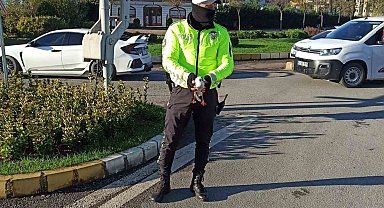 Yaralı martıya polisten şefkat eli