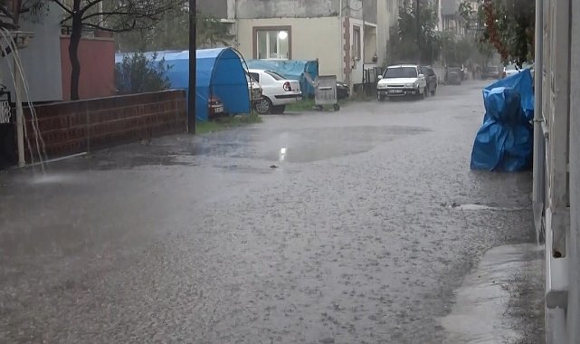 Yarım saatlik sağanak su baskınlarına neden oldu