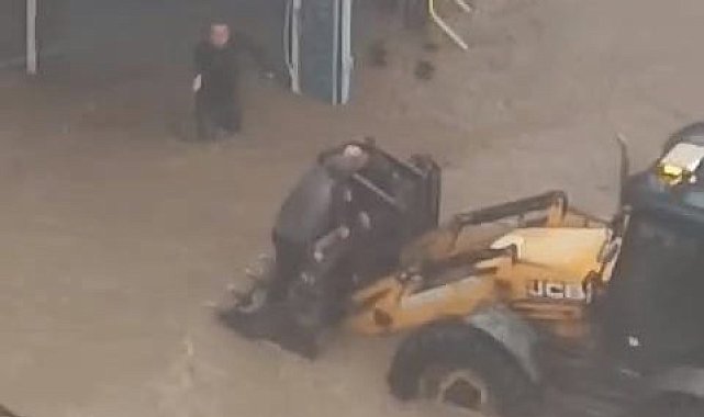 Yaşanan su baskınlarında mahsur kalanların kepçelerle kurtarıldığı o anlar ortaya çıktı