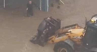 Yaşanan su baskınlarında mahsur kalanların kepçelerle kurtarıldığı o anlar ortaya çıktı