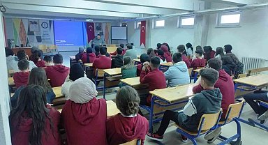 Yazar Şafak Güçlü, Hisarcık'ta lise öğrencileriyle bir araya geldi