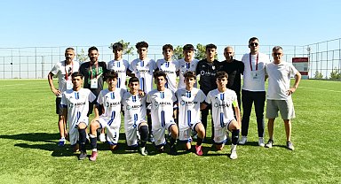 Yenişehir Belediyesi U16 Futbol Takımı namağlup lider
