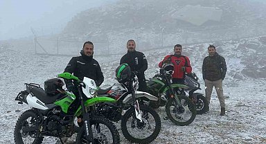 Yılın ilk karını motorcular karşıladı