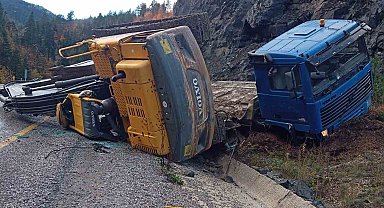 Yoldan çıkan tır üzerindeki Kastamonu'da ekskavatör devrildi: Faciadan dönüldü