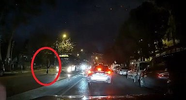 Yolun karşısına geçmek isteyen yayaya motosiklet çarptı