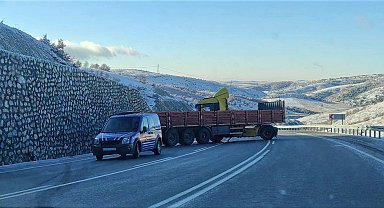 Yozgat'ta buzlanma nedeniyle çok sayıda tır sürücüsü zor anlar yaşadı