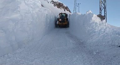 Yüksekova'da 4 metreyi bulan kar tünelleri