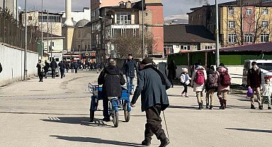 Yüksekova'da yıllardır kapalı olan yol trafiğe açıldı