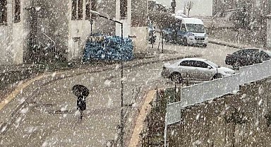 Yüksekova'da yoğun kar yağışı başladı