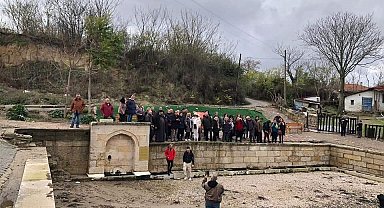 Yunanlılar atalarının köyünü ziyaret edip, geçmişte düğünlerin yapıldığı çeşme başında halay çekti