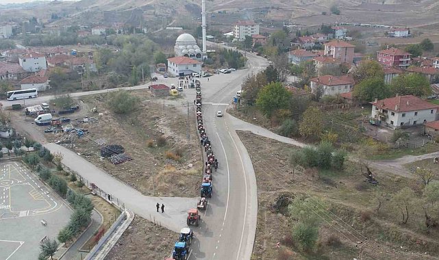Yüzlerce traktörün oluşturduğu muayene kuyruğu havadan görüntülendi
