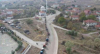 Yüzlerce traktörün oluşturduğu muayene kuyruğu havadan görüntülendi