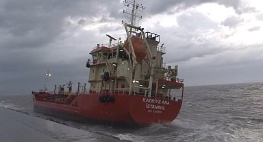 Zeytinburnu'nda lodos nedeniyle karaya oturan gemi görüntülendi